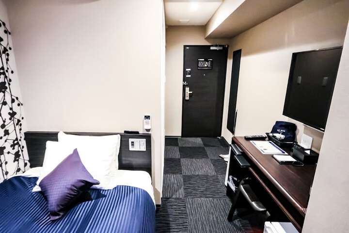 Room 6 of 18