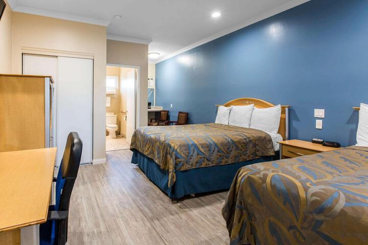 2 Queen Beds (2 of 11)