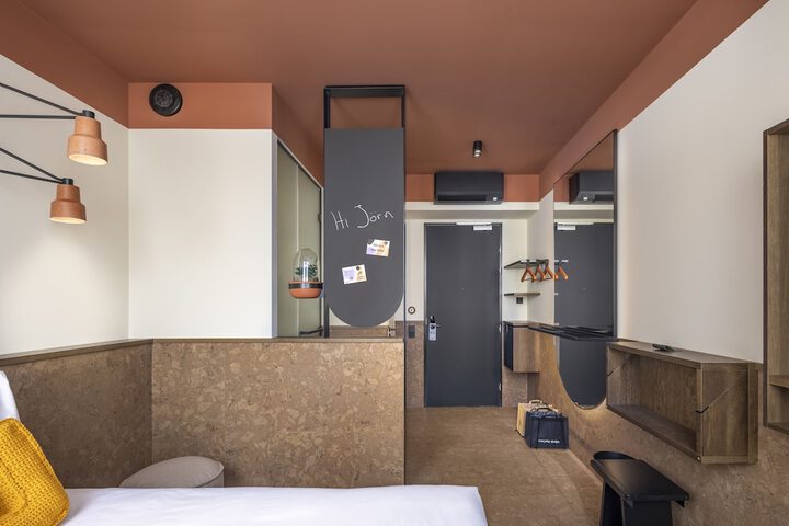 Room 14 of 96