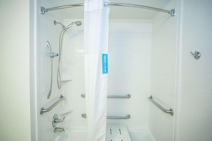 1 King Mobility Hearing Accessible with Tub (6 of 11)