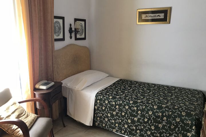 Room 11 of 32