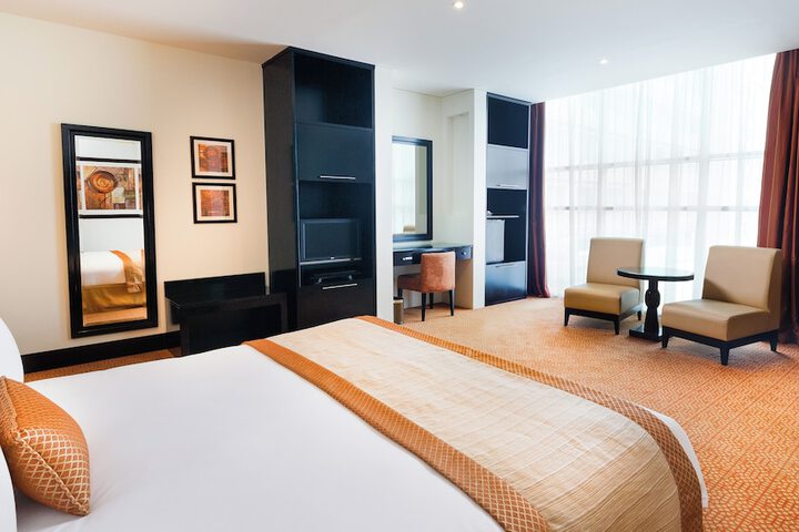Room 33 of 211