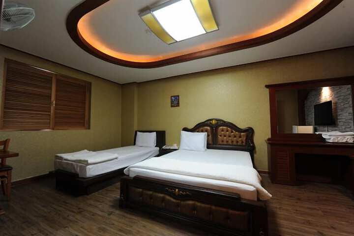Room 17 of 47