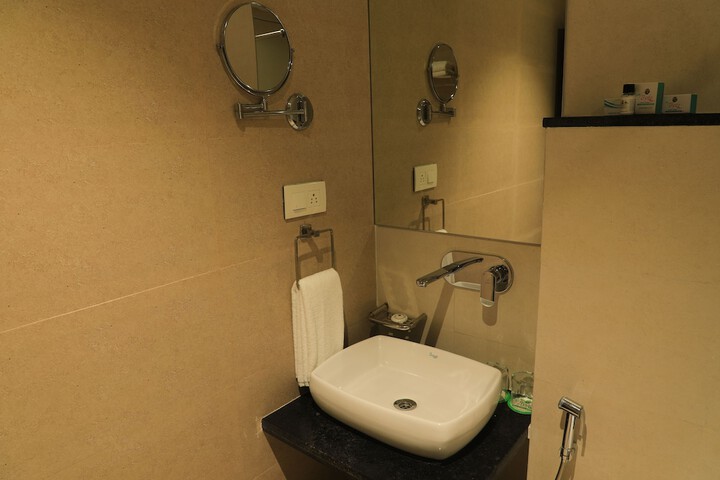 Room 15 of 33