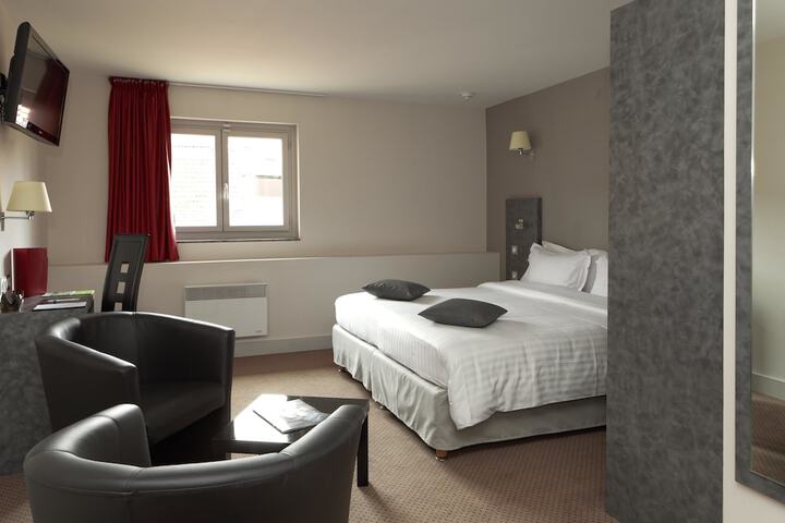 Room 4 of 63