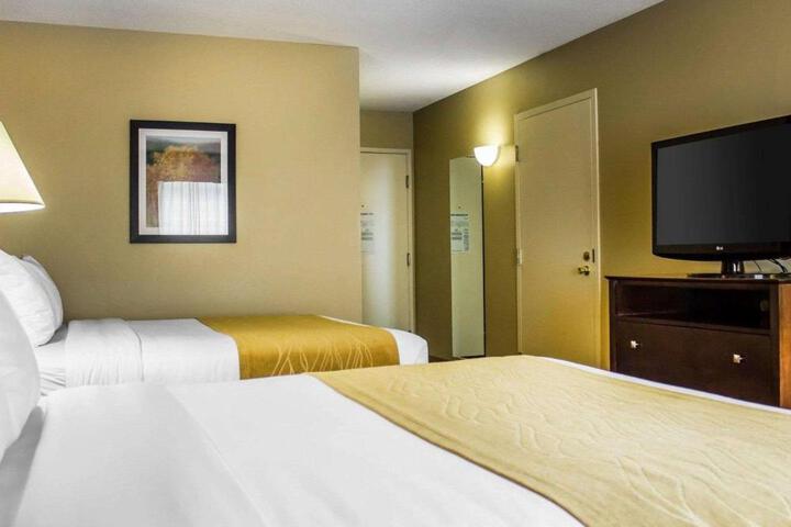 1 Queen Bed Accessible (6 of 15)