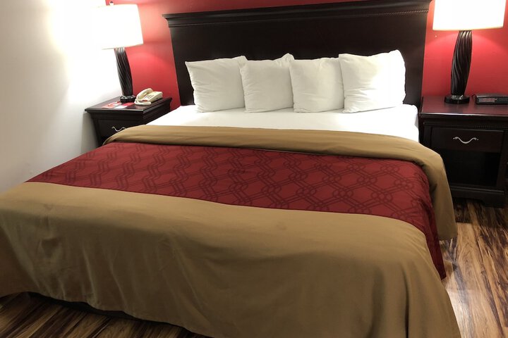 1 King Bed (3 of 7)