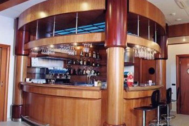 Lounge 8 of 33
