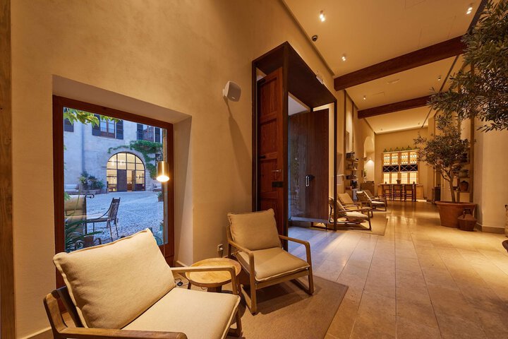 Entrance & Lobby