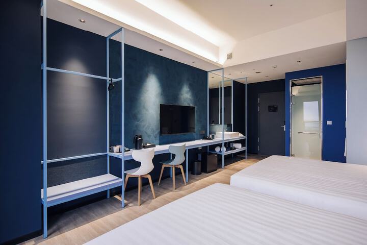 Room 9 of 24