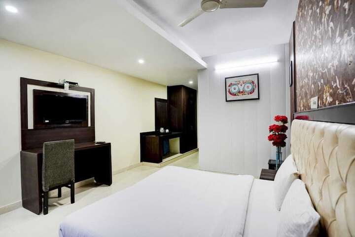 Room 7 of 34