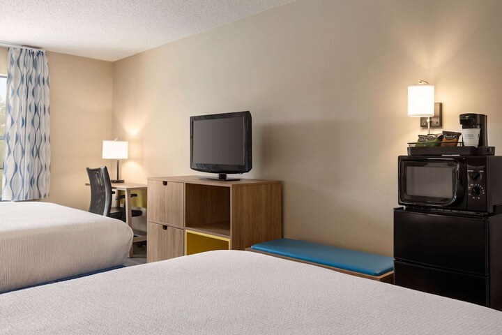 1 Queen Bed Mobility Accessible (5 of 12)