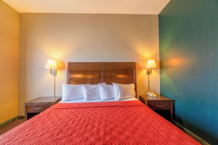 1 King Bed Suite (32 of 33)