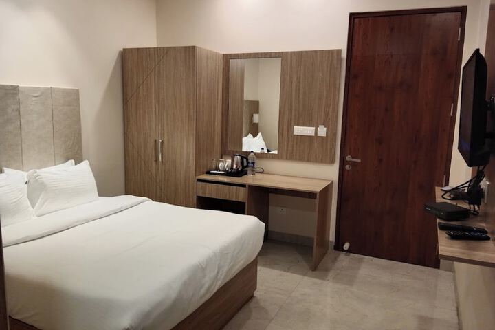 Room 6 of 16