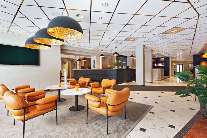 Entrance & Lobby