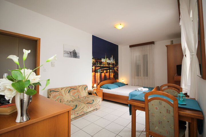 Room 3 of 39