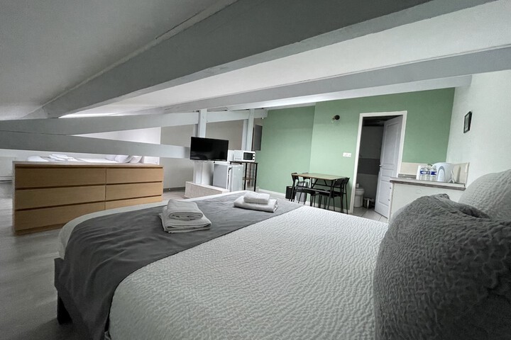 Room 6 of 17