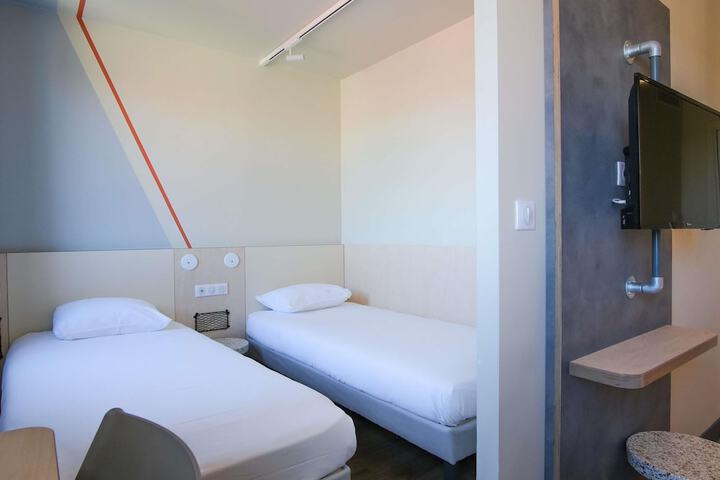 Room 28 of 76
