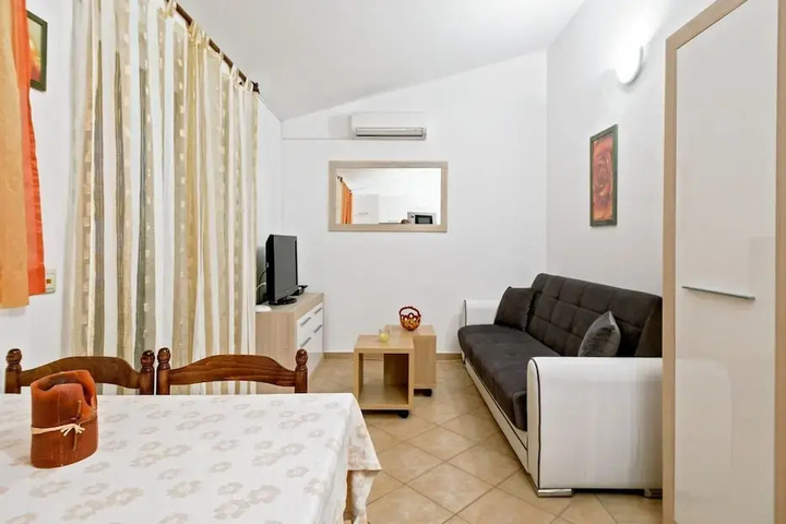 Room 5 of 14