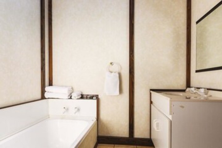 Room 3 of 20