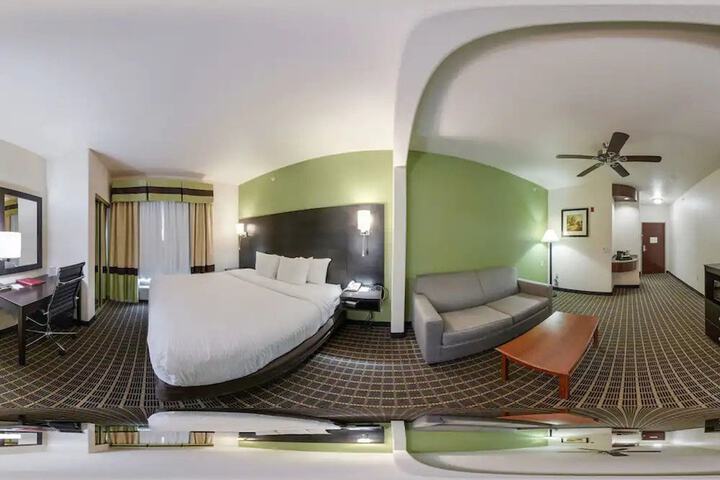 1 King Bed Suite (11 of 13)