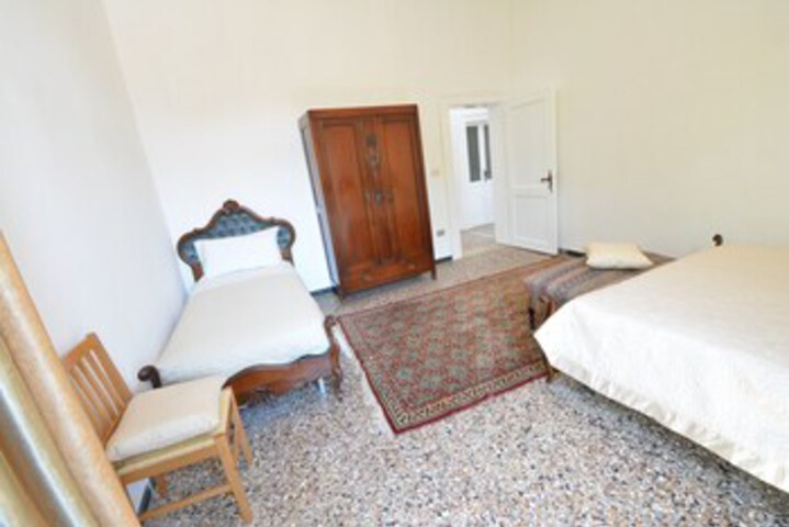 Room 11 of 20