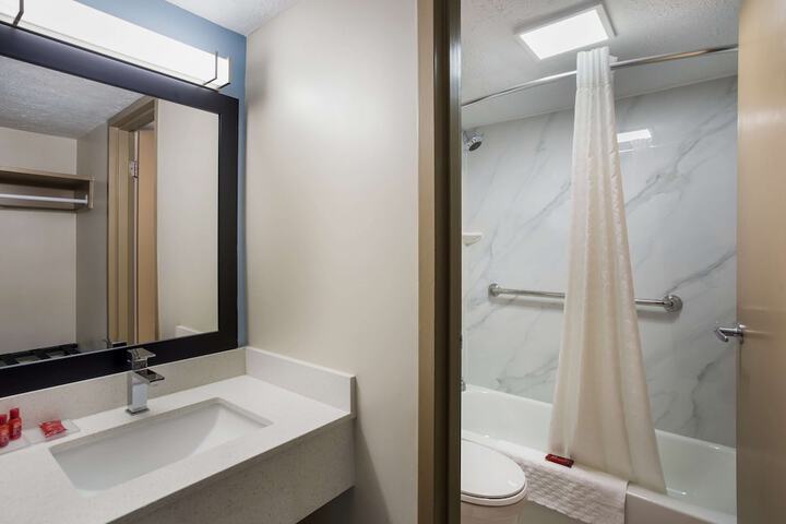 1 King Bed High Speed Internet Accessible Microwave and Refrigerator Flat Screen Televis (2 of 7)