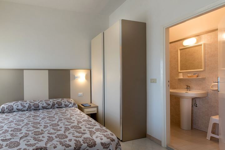 Room 16 of 90