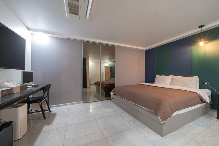 Room 28 of 64