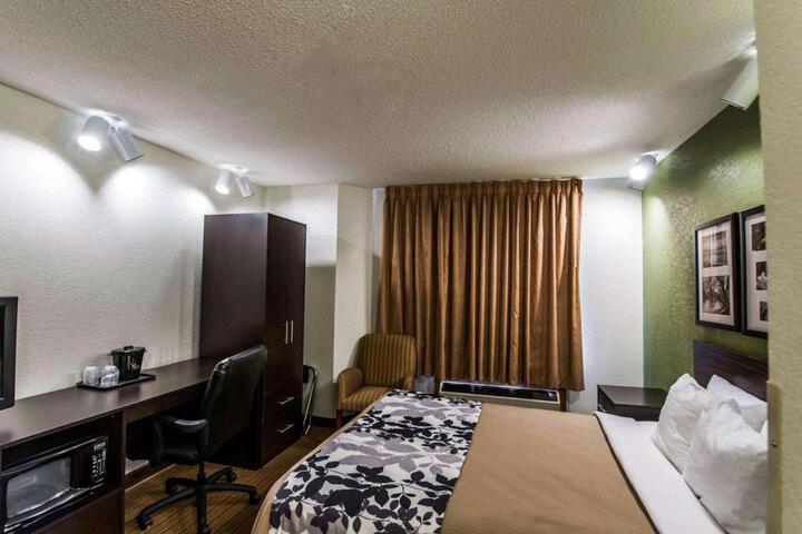 1 Queen Bed (4 of 4)