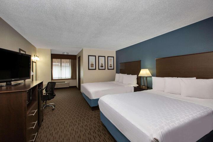 2 Double Beds Mobility Accessible Pool View (13 of 14)