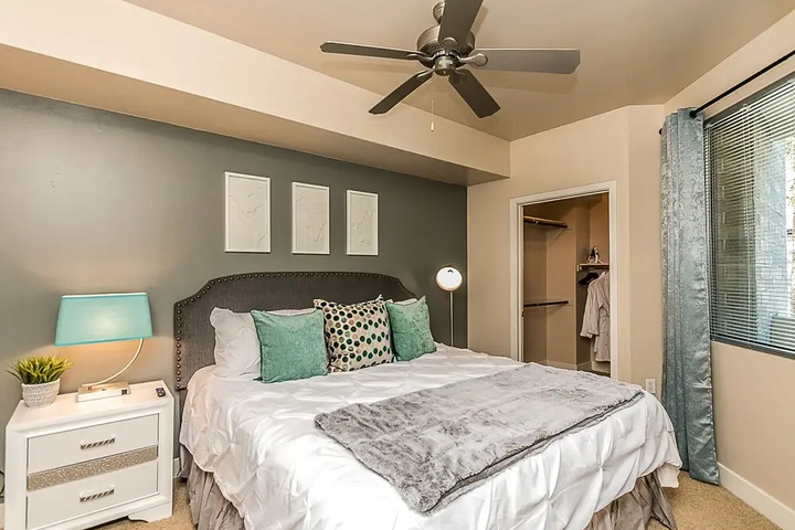 Upscale 2 BR King Walk to Shops & Dining w / Parking (3002)