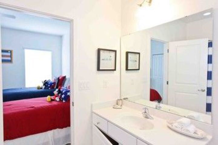 Room 6 of 25