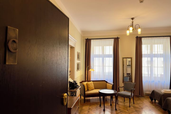 Room 5 of 121