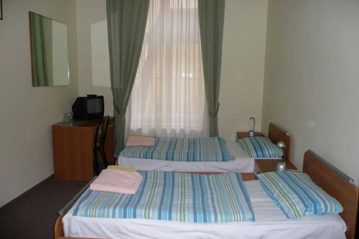 Room 6 of 16