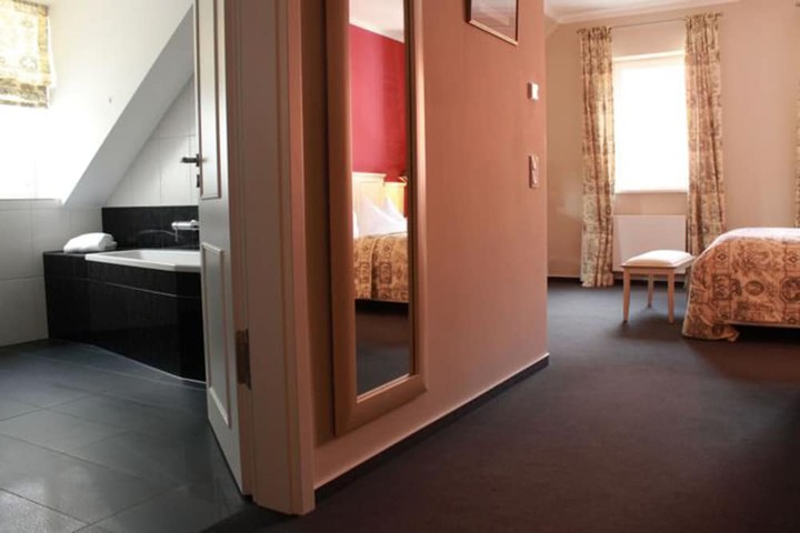 Room 7 of 24