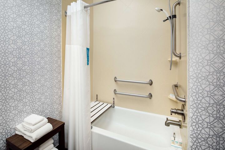 1 Queen Bed (9 of 11)
