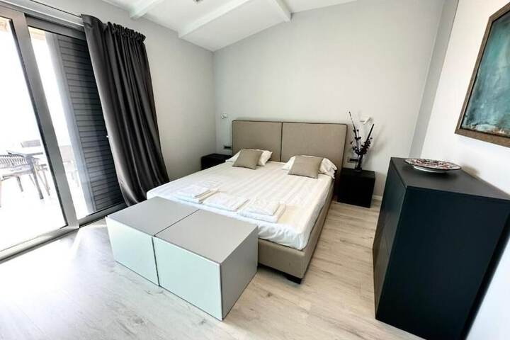 Room 3 of 48