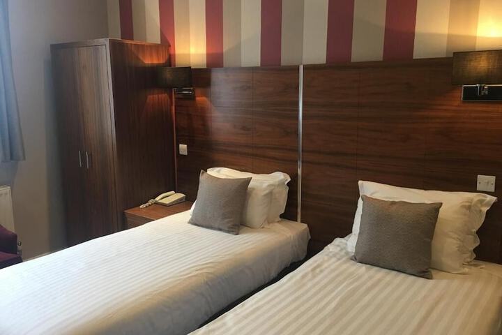 Room 13 of 36
