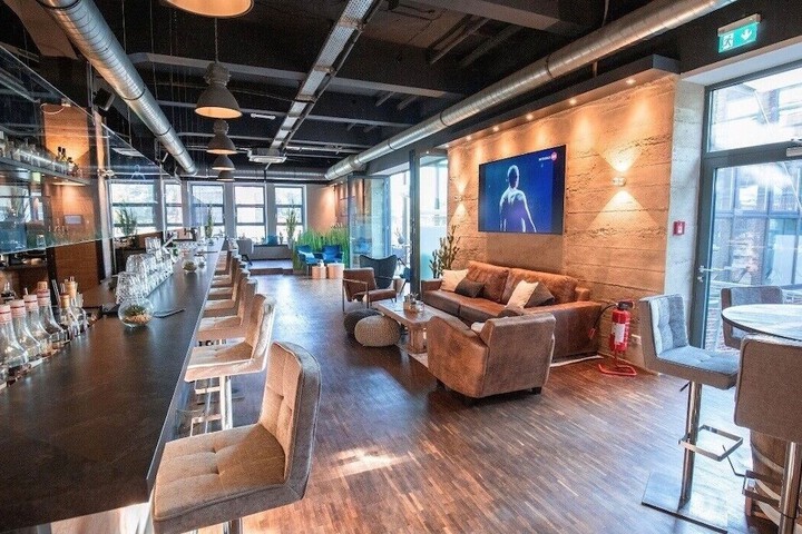 Lounge 39 of 53