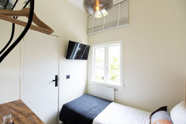 Room 10 of 100