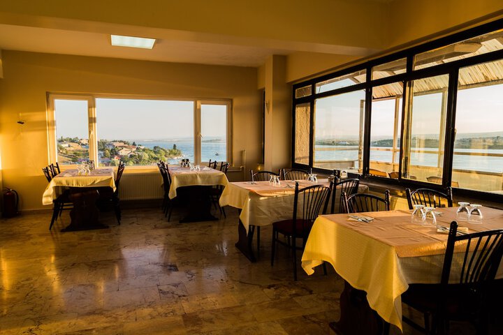 Dining 16 of 25