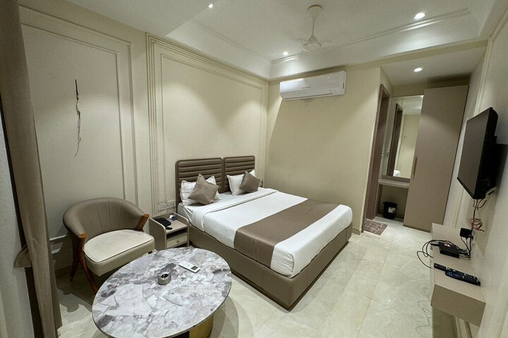 Room 9 of 12