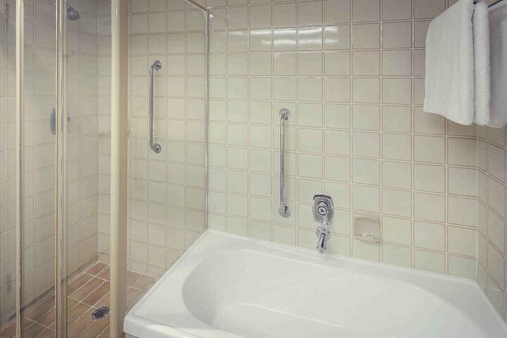 Room 20 of 166