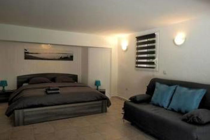 Room 4 of 8