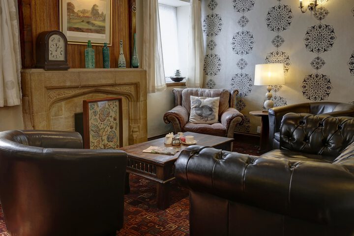 Lounge 36 of 46