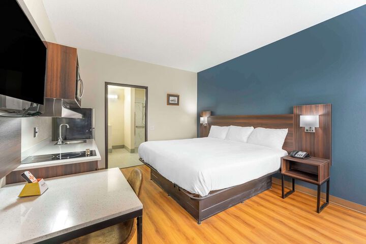 1 King Bed (2 of 17)