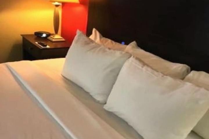 1 King Bed (1 of 12)