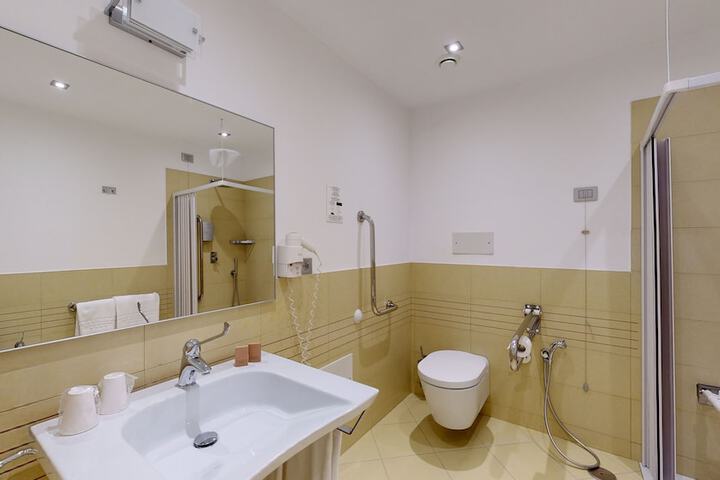 Room 70 of 94