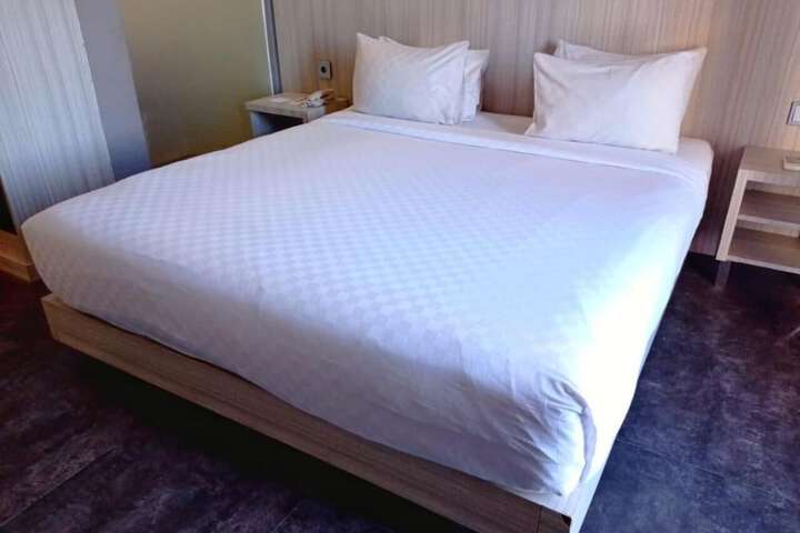 Room 9 of 32
